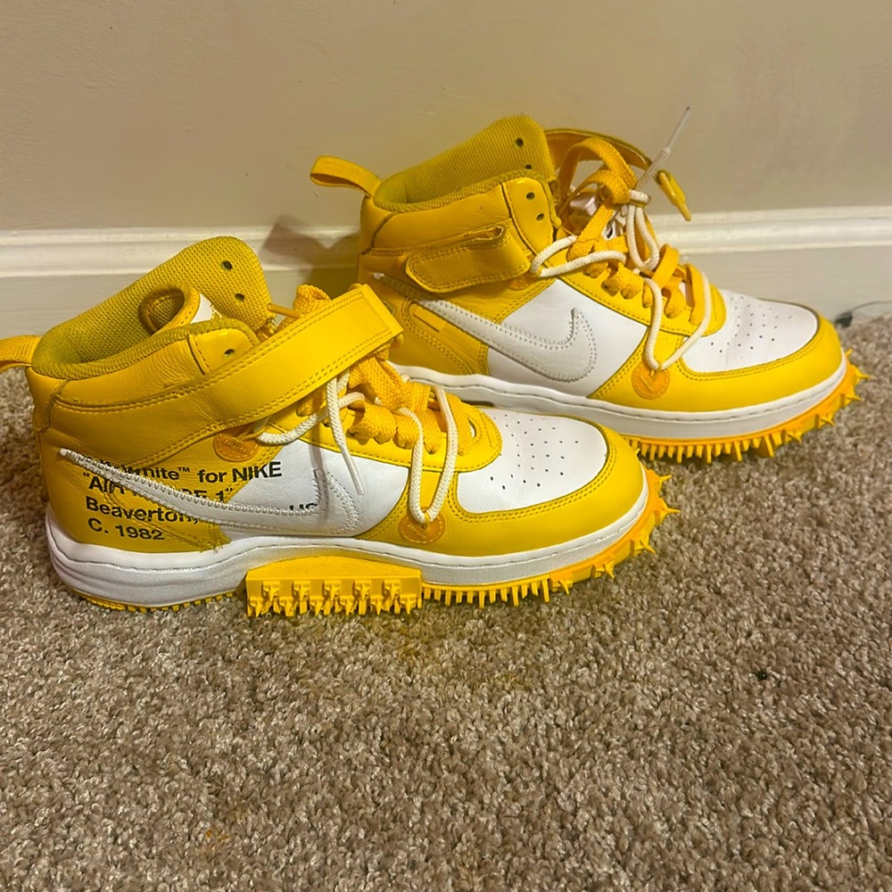 Off-White x Air Force 1 Mid SP
Leather 'Varsity Maize'